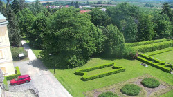 Příjezdová cesta k zámku