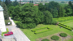 Příjezdová cesta k zámku
