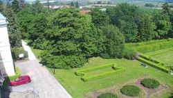 Příjezdová cesta k zámku
