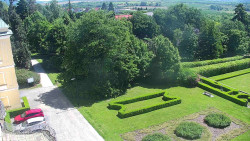 Příjezdová cesta k zámku