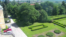 Příjezdová cesta k zámku