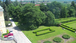 Příjezdová cesta k zámku