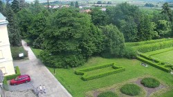 Příjezdová cesta k zámku
