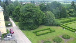 Příjezdová cesta k zámku