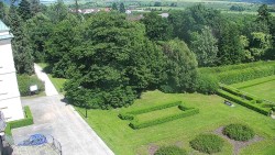 Příjezdová cesta k zámku