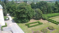 Příjezdová cesta k zámku