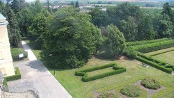 Příjezdová cesta k zámku