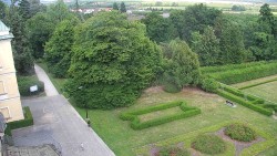 Příjezdová cesta k zámku