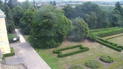 Příjezdová cesta k zámku