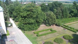 Příjezdová cesta k zámku