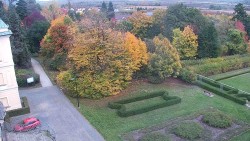 Příjezdová cesta k zámku