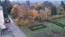 Příjezdová cesta k zámku