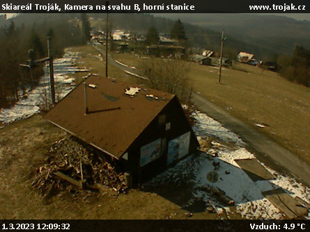 Skiareál Troják - Kamera na svahu B, horní stanice - 1.3.2023 v 12:09