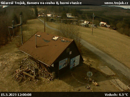 Skiareál Troják - Kamera na svahu B, horní stanice - 15.3.2023 v 12:00