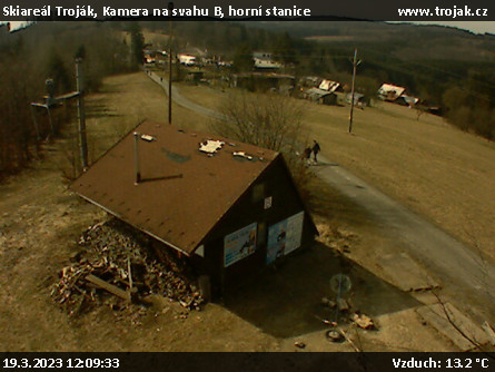 Skiareál Troják - Kamera na svahu B, horní stanice - 19.3.2023 v 12:09