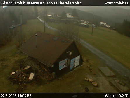 Skiareál Troják - Kamera na svahu B, horní stanice - 27.3.2023 v 11:09