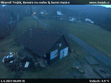 Skiareál Troják - Kamera na svahu B, horní stanice - 1.4.2023 v 06:09