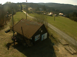 Skiareál Troják - Kamera na svahu B, horní stanice - 12.4.2023 v 16:00