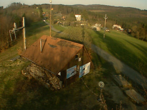 Skiareál Troják - Kamera na svahu B, horní stanice - 22.4.2023 v 07:00