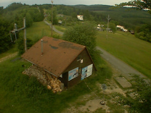 Skiareál Troják - Kamera na svahu B, horní stanice - 5.6.2023 v 08:09
