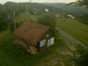 Skiareál Troják - Kamera na svahu B, horní stanice - 7.6.2023 v 07:00