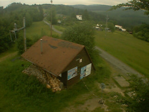 Skiareál Troják - Kamera na svahu B, horní stanice - 7.6.2023 v 08:09