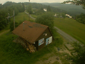 Skiareál Troják - Kamera na svahu B, horní stanice - 7.6.2023 v 09:09