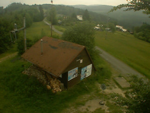 Skiareál Troják - Kamera na svahu B, horní stanice - 7.6.2023 v 13:09
