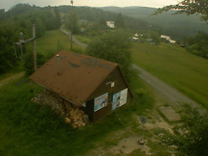 Skiareál Troják - Kamera na svahu B, horní stanice - 7.6.2023 v 14:09