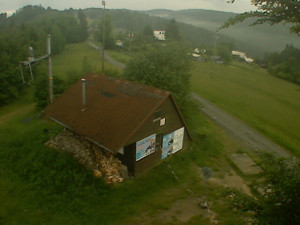 Skiareál Troják - Kamera na svahu B, horní stanice - 8.6.2023 v 07:09
