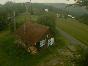 Skiareál Troják - Kamera na svahu B, horní stanice - 8.6.2023 v 08:09