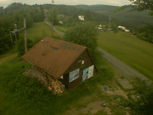 Skiareál Troják - Kamera na svahu B, horní stanice - 8.6.2023 v 09:09