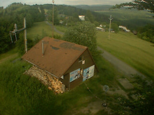 Skiareál Troják - Kamera na svahu B, horní stanice - 11.6.2023 v 08:00