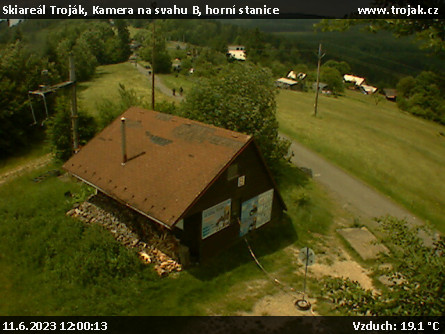 Skiareál Troják - Kamera na svahu B, horní stanice - 11.6.2023 v 12:00