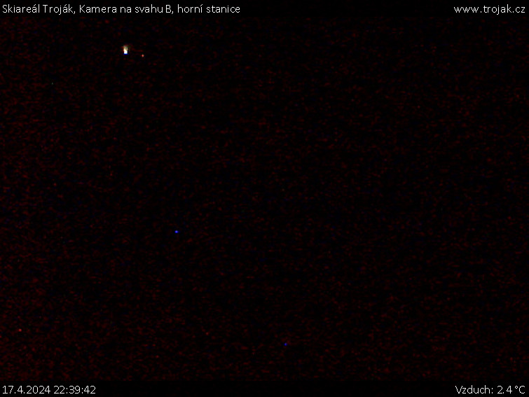 Skiareál Troják - Kamera na svahu B, horní stanice - 17.4.2024 v 22:39