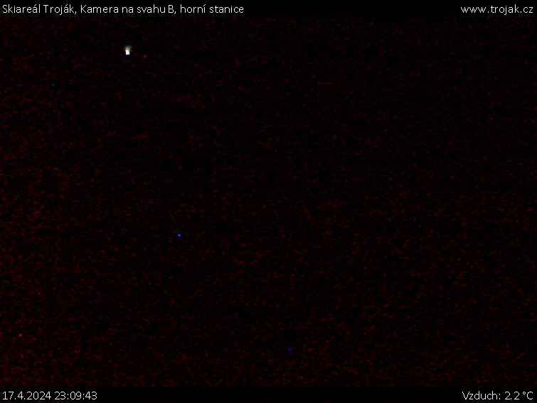 Skiareál Troják - Kamera na svahu B, horní stanice - 17.4.2024 v 23:09