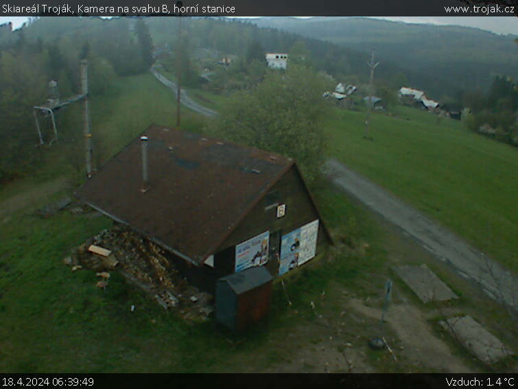 Skiareál Troják - Kamera na svahu B, horní stanice - 18.4.2024 v 06:39