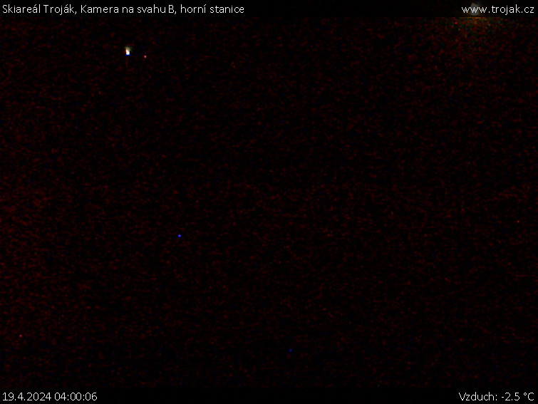 Skiareál Troják - Kamera na svahu B, horní stanice - 19.4.2024 v 04:00