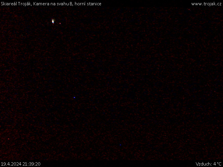 Skiareál Troják - Kamera na svahu B, horní stanice - 19.4.2024 v 21:39