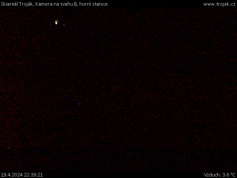 Skiareál Troják - Kamera na svahu B, horní stanice - 19.4.2024 v 22:39