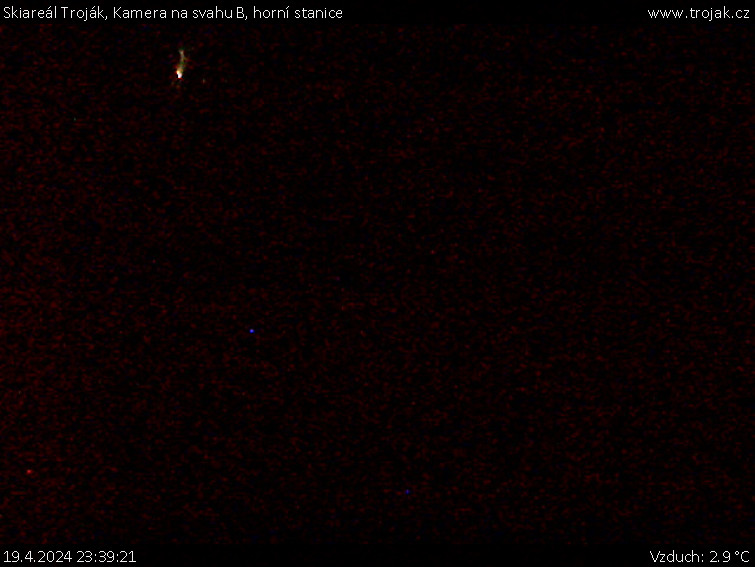 Skiareál Troják - Kamera na svahu B, horní stanice - 19.4.2024 v 23:39