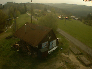 Skiareál Troják - Kamera na svahu B, horní stanice - 23.4.2024 v 17:39