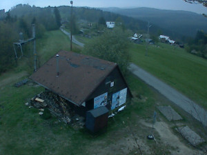 Skiareál Troják - Kamera na svahu B, horní stanice - 24.4.2024 v 06:09