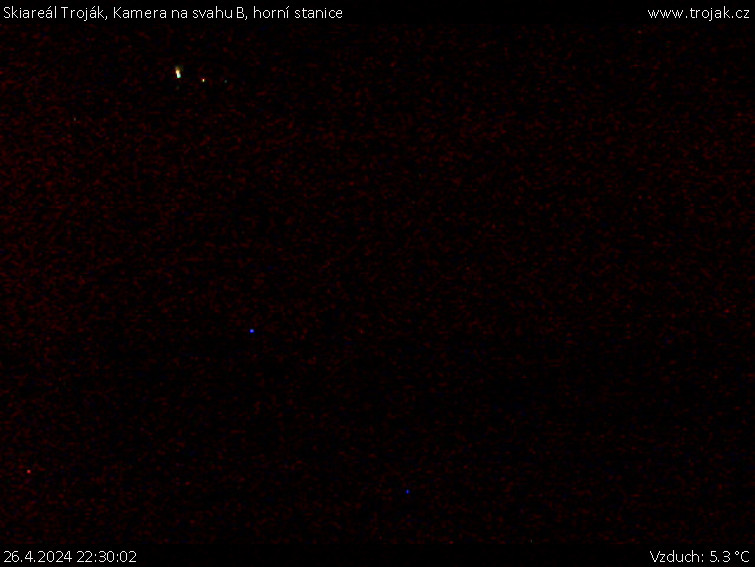Skiareál Troják - Kamera na svahu B, horní stanice - 26.4.2024 v 22:30