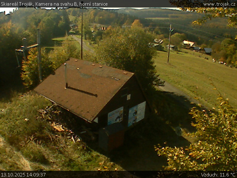 Skiareál Troják - Kamera na svahu B, horní stanice - 13.10.2025 v 14:09 Skiareál Troják - Kamera na svahu B, horní stanice - 13.10.2025 v 14:09