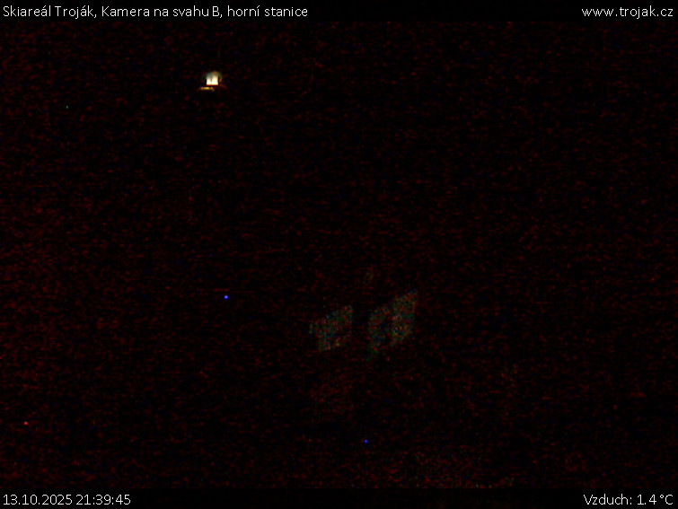 Skiareál Troják - Kamera na svahu B, horní stanice - 13.10.2025 v 21:39 Skiareál Troják - Kamera na svahu B, horní stanice - 13.10.2025 v 21:39