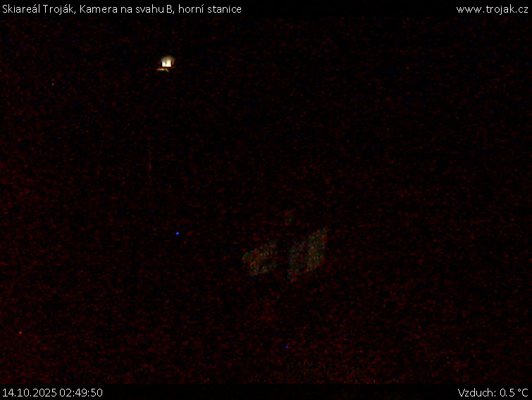 Skiareál Troják - Kamera na svahu B, horní stanice - 14.10.2025 v 02:49 Skiareál Troják - Kamera na svahu B, horní stanice - 14.10.2025 v 02:49