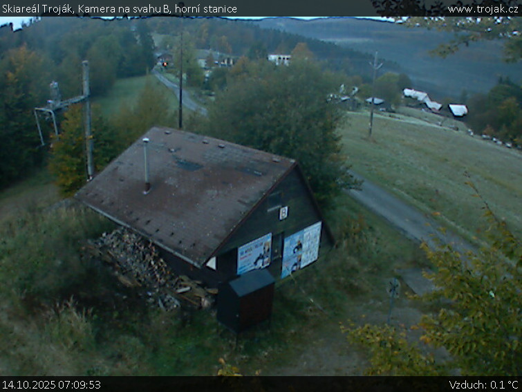 Skiareál Troják - Kamera na svahu B, horní stanice - 14.10.2025 v 07:09 Skiareál Troják - Kamera na svahu B, horní stanice - 14.10.2025 v 07:09