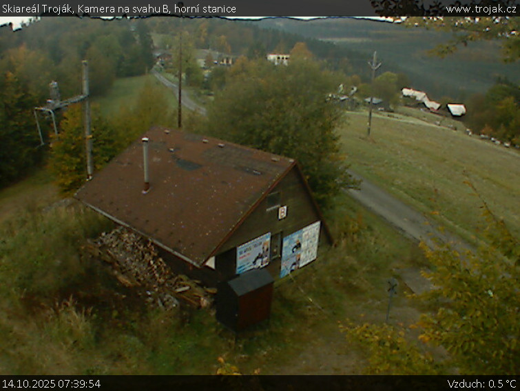 Skiareál Troják - Kamera na svahu B, horní stanice - 14.10.2025 v 07:39 Skiareál Troják - Kamera na svahu B, horní stanice - 14.10.2025 v 07:39