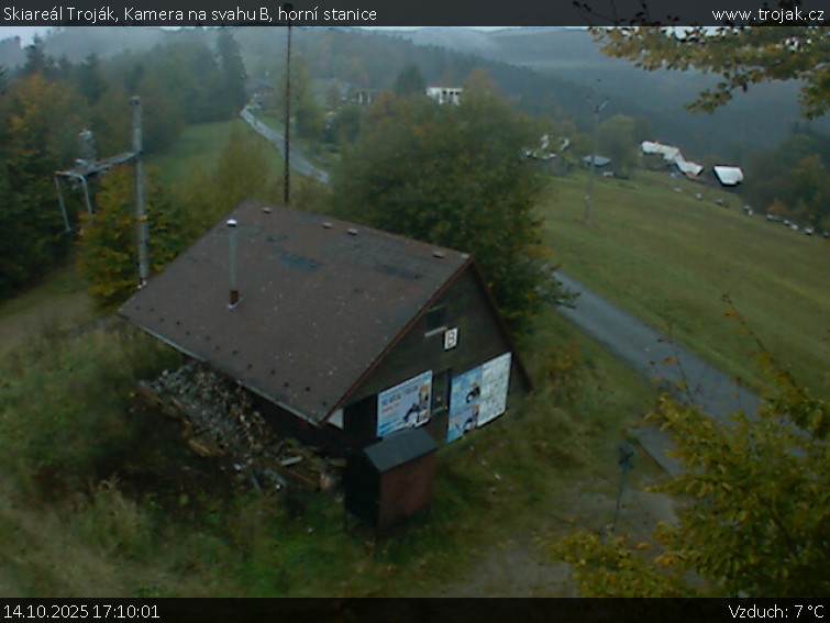 Skiareál Troják - Kamera na svahu B, horní stanice - 14.10.2025 v 17:10 Skiareál Troják - Kamera na svahu B, horní stanice - 14.10.2025 v 17:10